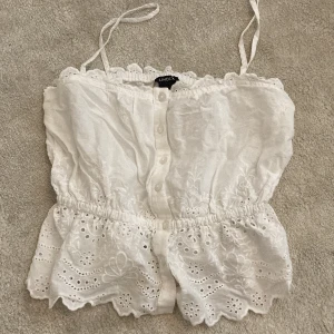 Sommar linne - En jätte fin somrigt linne med lite piff och volanger. Härligt mönster med diskreta blommor. Smala band upp till axlarna. Perfekt linne till sommaren. Är i jättebra skick och har aldrig använt. Vid intresse kan närmare bilder skickas :)