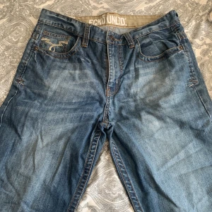 Jeans med mönster  - Jätte fina jeans med print på bakfickorna 