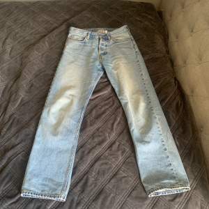 Ett par jättefina somriga jeans från Weekday som går över skorna! Storlek 29/32 som sitter jättebra på mig som är 184 cm och 74 kg. Bilder på hur de sitter kan ordnas och pris kan diskuteras!