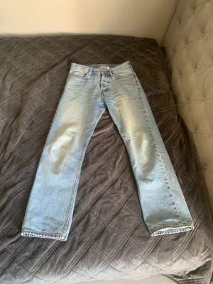 Ett par jättefina somriga jeans från Weekday som går över skorna! Storlek 29/32 som sitter jättebra på mig som är 184 cm och 74 kg. Bilder på hur de sitter kan ordnas och pris kan diskuteras!
