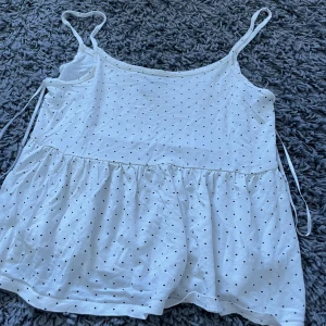 Söt vit tipp - Söt vit topp som är bra till sommaren, bra skick 