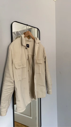 Zara vår / höst jacka  - Schysst vårjacka som säljes då den inte kommer till användning 