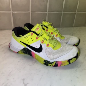 Nike flywire metcon 2 träningsskor  - Säljer ett par Nike flywire träningsskor i storlek 38, sparsamt använda o syns knappt. Väldigt bekväma och get bra stöd för olika sporter. Nypris då ca 1500