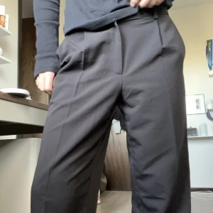 Kostymbyxor  - Raka kostymbyxor från NA-KD. Sitter midwaist på mig som är 160cm. För fler bilder eller mått tveka inte att höra av dig 💘