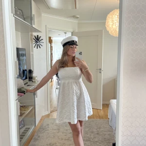 Studentklänning - Englia Minidress från bubbleroom med öppen rygg. Helt oanvänd, alla lappar kvar💗 Nypris: 700kr. Utropspriset är 150kr.