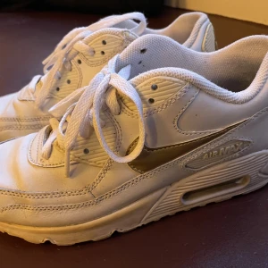 Nike AirMax 90 strlk 36,5 - Bra sommarköp Gott skick. Litet slitna.  Vid snabbt köp kan priset diskuteras 