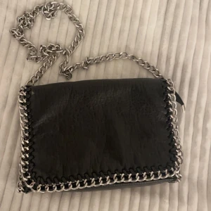 Tiamo väska  - Tiamo väska i modellen Priscilla. Använd men har inga defekter. Storlek medium. Nypris: 500kr