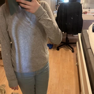 Grå tröja - En super fin grå tröja i storlek s, säljer för att jag inte använder den längre. 💘 nyskick, bara testad 1 gång💘