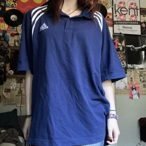 Adidas pikétröja - En pikétröja från adidas, står ingen storlek men skulle tippa på XL! 