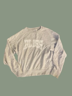 Sweatshirt - Skön sweatshirt från Weekday. Skriv för fler bilder, mått 