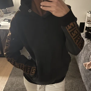 Fendi - Hoodie  - Den är inte äkta😊