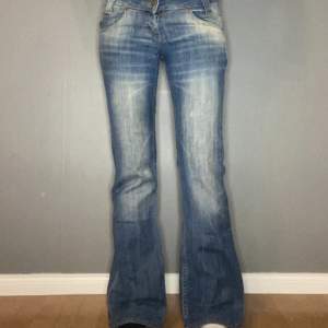 Jättefina lågmidjade bootcut jeans från lee. (lite små i stl) Mått:  midjemått - 39 innerbenslängd - 78