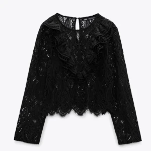 Svart spetstopp med volanger - Säljer denna slutsålda topp från zara, helt oanvänd då den inte var min stil. Jättefint skick och är som ny! 💕