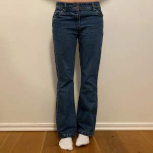 Snygga vintage jeans från Denim of Sasha. Midjemått ca 76 cm och innerbenslängd 79cm💕