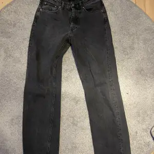 Riktigt snygga svarta jeans från ASOS i riktigt bra skick. Säljer för dom inte används längre. Storlek W32 L32