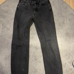Svarta asos jeans  - Riktigt snygga svarta loose fit jeans från ASOS i riktigt bra skick. Säljer för dom inte används längre. Storlek W32 L32