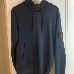 Stoneisland hoodie köpt på farfetch för 2500. Den är lite använd och lappar finns kvar tar emot byte av andra Stone island plagg