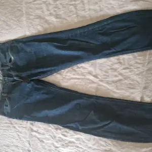 Mörkblå jeans från Lee och modell Luke. Storlek 31/32