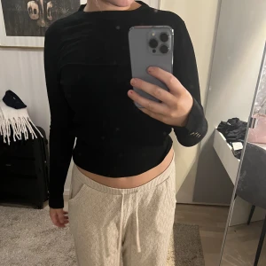 Svart tröja - En fin svart tröja ifrån zara med guldiga knappar