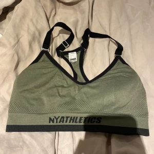 Träningstopp grön - Grön träningstopp med padding, kan tas ut