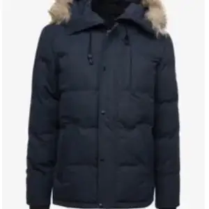 Säljer denna jättefina Alessandro Zavetti jackan. Den är endast använd sparsamt en vinter. Den är mörkblå men ser mer svart ut på bilderna. Priset kanske kan diskuteras. Köpt för: 1100kr. Mitt pris: 399kr. Tryck gärna på köp nu❤️