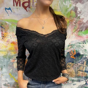 Svart spetströja  - Går att ha både off shoulder och inte. Passar S/M. Modellen är 175 cm. Hör av er vid frågor/fler bilder. 