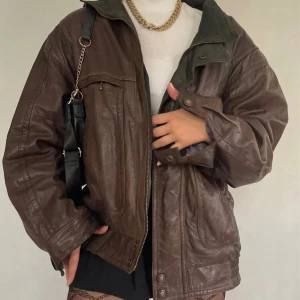 Brun läderjacka  - Jättefint skick💕 Har storlek S och jackan sitter oversized.  Skriv till mig om ni vill ha mått! Kan användas på höst och vinter, den är varm och det finns utrymme för en tjock tröja.🥰 Mycket bra kvalitet Köpt på vinted Säljer för den inte används längre