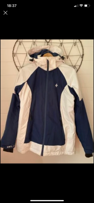 Skidjacka - Fin och välvårdad skidjacka från cross|sportswear. Stl. S Färg: blå/vit