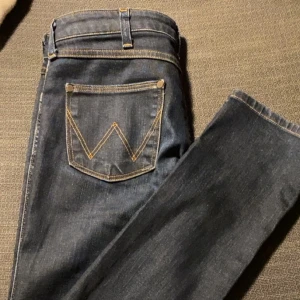 Lågmidjade jeans -  Säljer för använder aldrig byxorna! Fina lågmidjade byxor Hittar inte storlek men ungefär 34-36 gissar jag