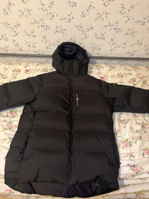 SAILRACING jacka - Säljer jackan för billigt pris och är i bra skickt, inga fel på jackan helt flekfri Bara upp hämtning!