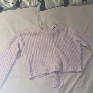 Tjocktröja - En ljusrosa tjocktröja med knytning bak. Använd några gånger men inga skador. Storlek S (liten i storleken) (är själv 152 men lite stor på mig) hoppas nån vill köpa! Märket är FB sister knitwear💞