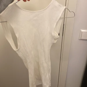 Tröja - Säljer denna topp från Zara som köptes i somras men som aldrig användes. Ser konstig ut på bilden men sitter så fint på. Kan knyta den på baksidan på olika sätt. Jätte bra skick 