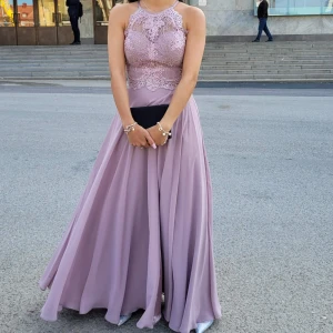 Balklänning - Säljer nu min älskade balklänning från förra sommaren 💖 Köpt för 2200kr på Dressroom Linné i Göteborg, originalpris är 4990kr. Motsvarar en XS! Skriv för fler bilder! 💘