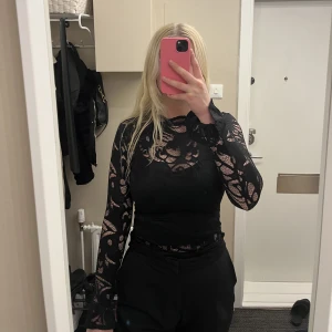 Spetstopp Gina - Spetstopp från Gina tricot. Liten spetskrage o små spetsvolanger längst ut på ärmarna. Superfin och söt. 