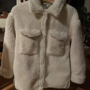 Teddyjacka - Snygg teddyjacka från H&M. Använd ett fåtal gånger, fint skick. Säljer då det inte riktigt är min stil