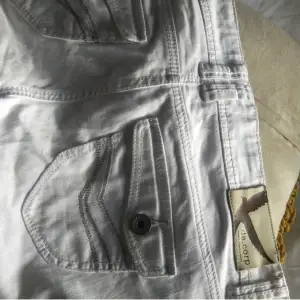 Jättwsnygga bootcut vita jeans med snygga fickor!! 
