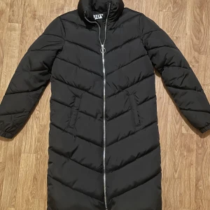 svart lång vinterjacka - säljer denna långa vinterjackan från cassels. köptes för 499kr och passar mig som har S/M i storlek. pris kan diskuteras.