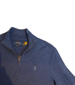 Ralph Lauren Halv zip  - Ralph Lauren Halv zip tröja begagnad. Fint skick. Alla våra plagg finns på @wearabletwice på instagram. Hör av er om ni har mer frågor 