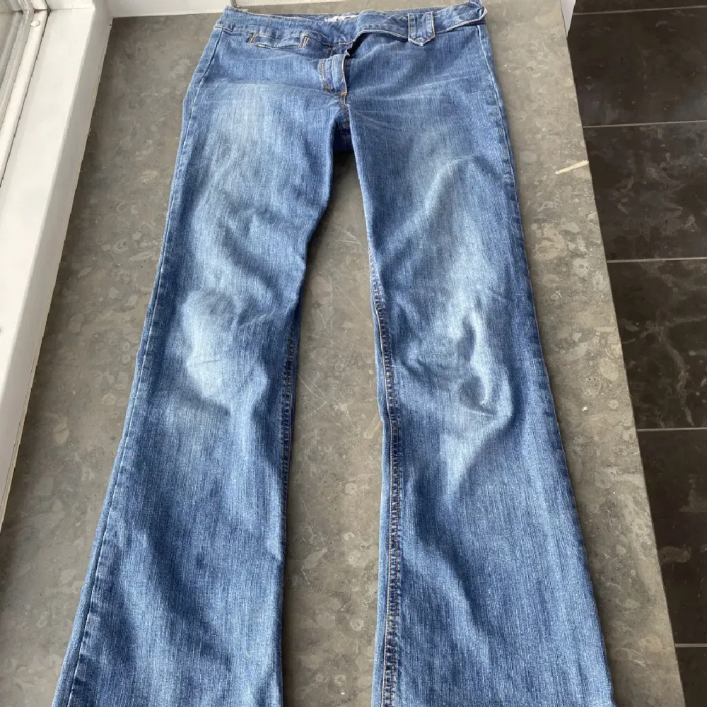 Superfina lågmidjade jeans!  Midjemåttet: 38cm tvärsöver Innerben längd: 80cm. Jeans & Byxor.