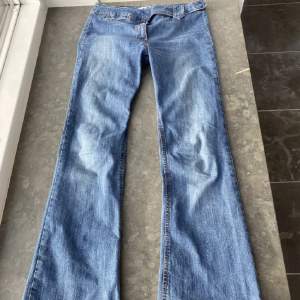 Superfina lågmidjade jeans!  Midjemåttet: 38cm tvärsöver Innerben längd: 80cm