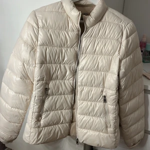 Jacka - En jätte fin jacka från mango i stocken M, brukar själv ha s på mina jackor, har inte använt nån gång, prislappen sitter kvar sen jag köpte den.