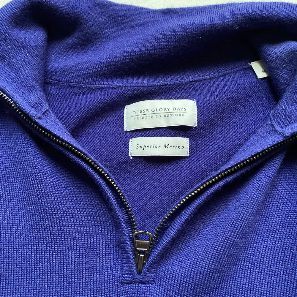 Hej!  Säljer nu min half zip-tröja från  THESE GLORY DAYS, tröjan är inte mycket använd och är så gott som ny i skick. Den är köpt på VOLT butik, kvitto medföljer självklart vid köp. Nypris: 1100kr. Tröjor & Koftor.