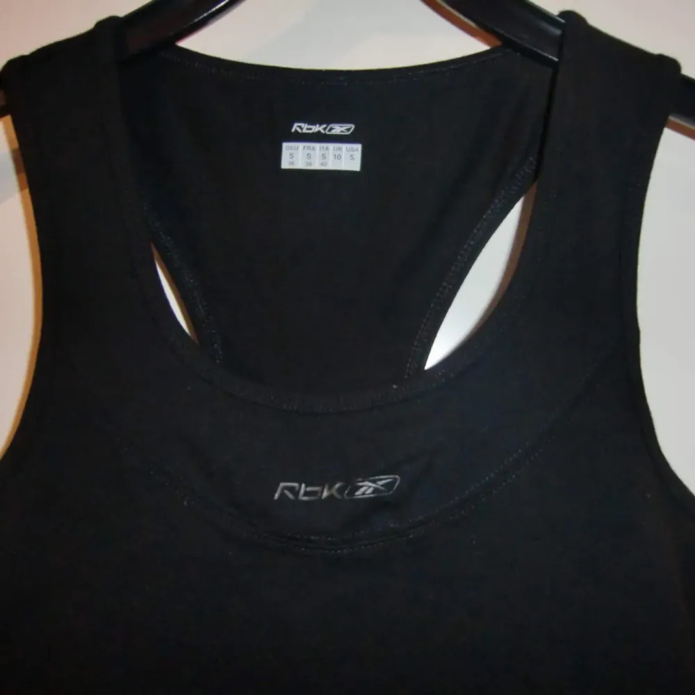 Reebok tränings linne i Stl 36  , ny utan lapp!  Endast provades! Förstärkning över bröstet,  Välsydd , svart . Toppar.