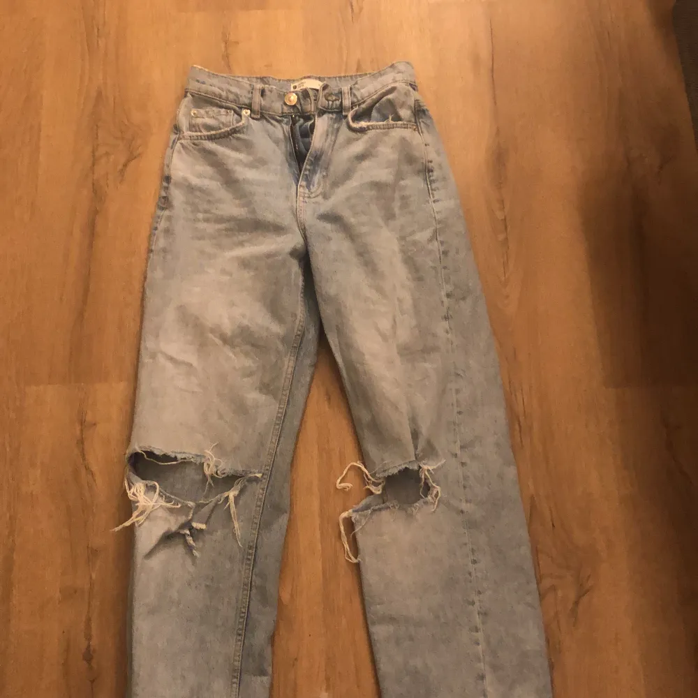 Ljusblåa jeans från gina i storlek 32. Jeans & Byxor.