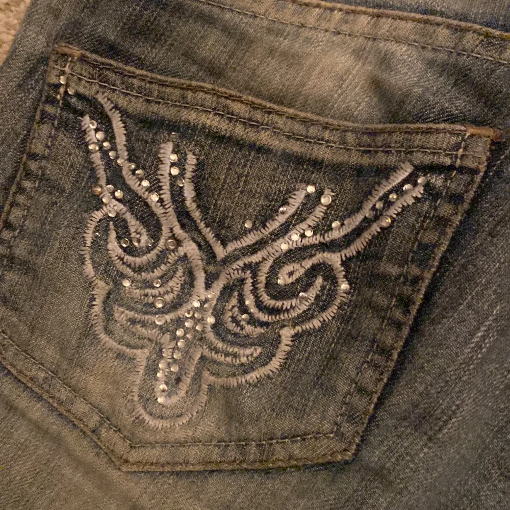 Fina Stockholmstils jeans med fina fickor, utsvängda jeans, säljer pågrund av att dom är för små . Jeans & Byxor.