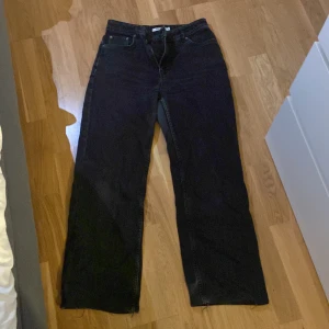 Svarta jeans  - Säljer den här fina svarta jeansen från na-kd med sne gylf as snygga men dock för små för mig💕