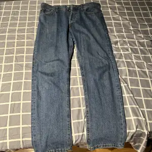 Säljer dessa jeans som jag inte längre använder. De är från Jack&Jones, strl 32/36. 