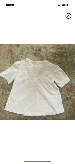 Zara tröja - Säljer denna tröjan från zara⭐️ Jätte fin men har en liten fläck på ena armen (syns knappt) 