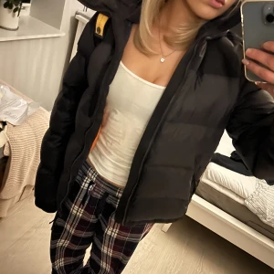 Para jumpers jacka -  Jättefin Para jumpers jacka i svart, i nyskick bara använts en säsong 🩷 ny pris 7845kr säljer för 2750kr 🩷 storleken är Y-L som motsvarar S i normalstorlek. 