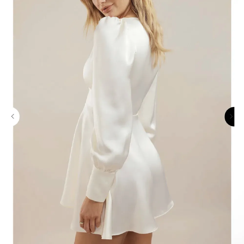 Så vacker vit klänning, perfekt till stuntenten eller annat uppklätt tillfälle. Helt ny och oanvänd då den aldrig kom till användning. Köpt för 999kr. Klänningar.